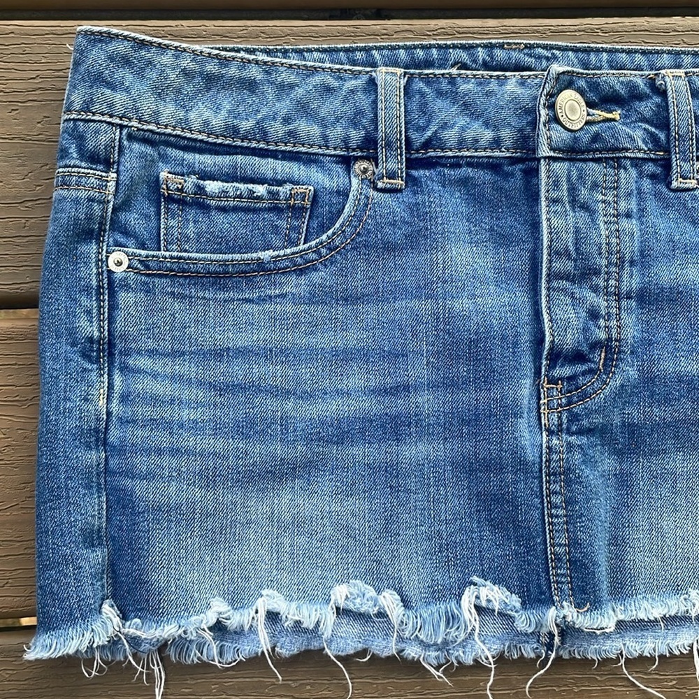 AMERICAN EAGLE WOMENS BLUE JEAN RAW HEM BUTTON FLY MINI SKIRT SIZE 6 - Picture 3 of 9